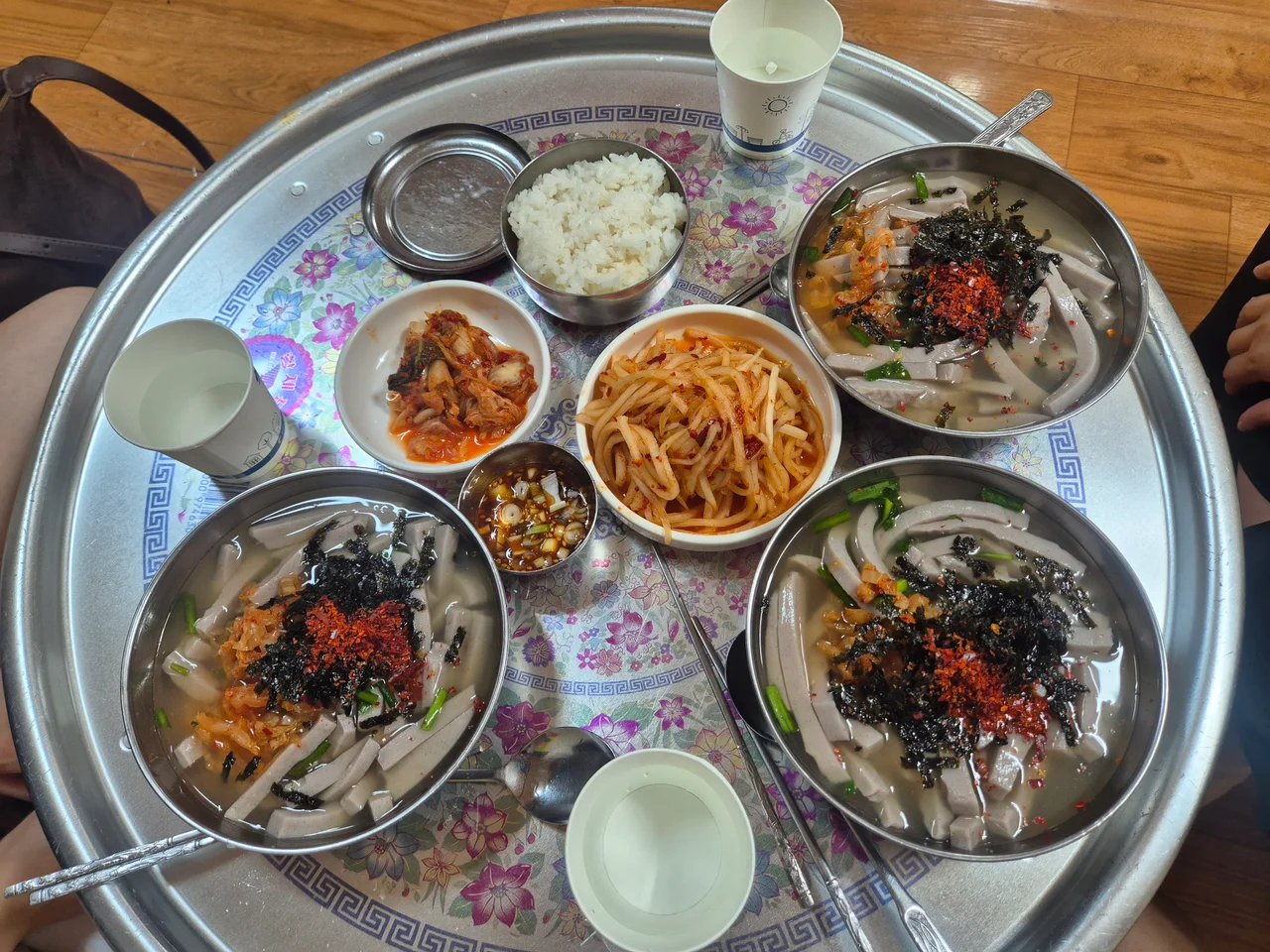 대접에 담긴 메밀묵채 세 그릇과 공깃밥이 놓인 상차림