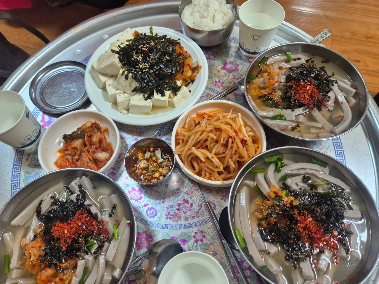 메밀묵채와 촌두부김치가 함께 올라간 푸짐한 한상