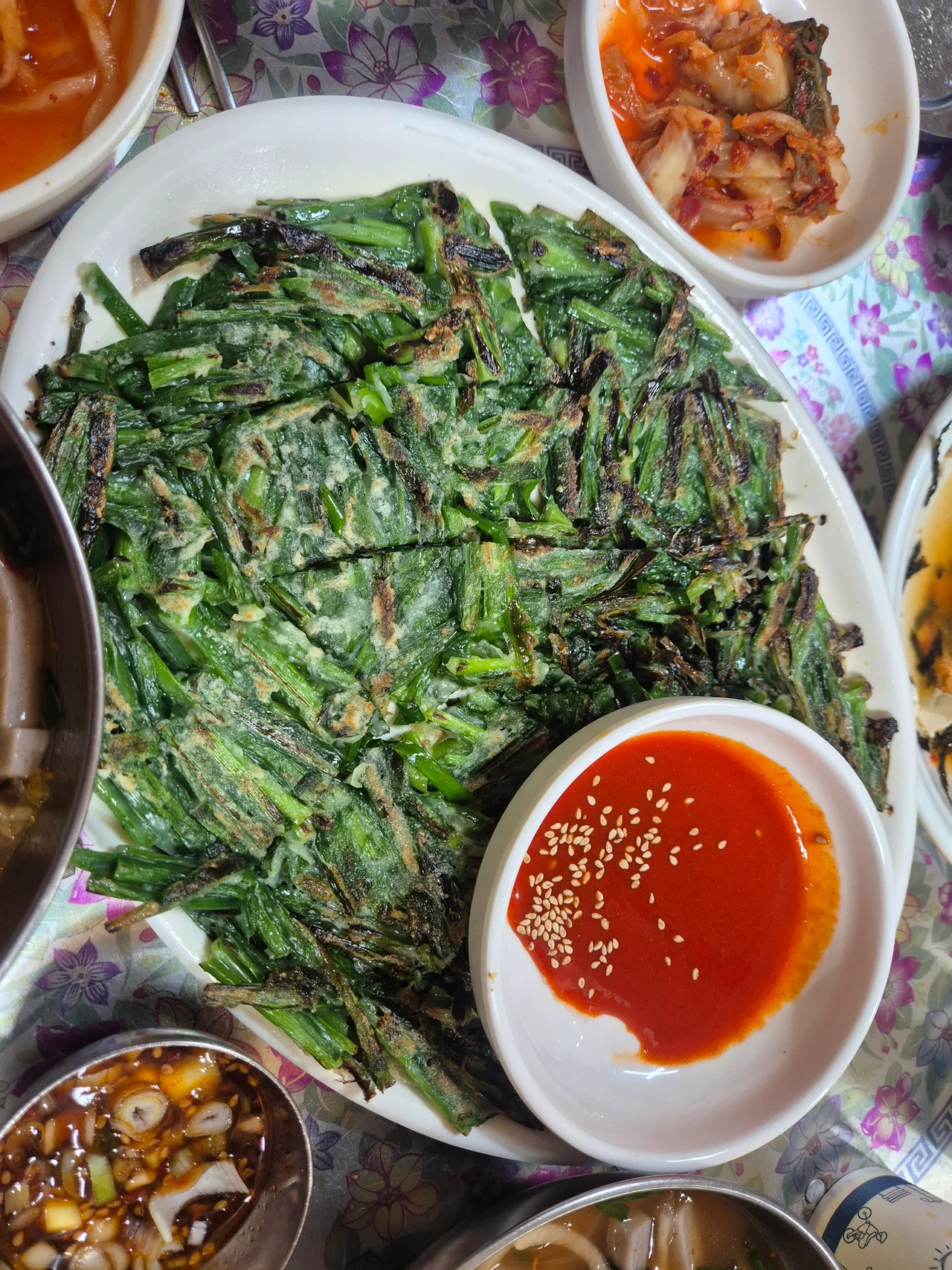 바삭하게 부쳐낸 정구지찌짐과 초장 종지