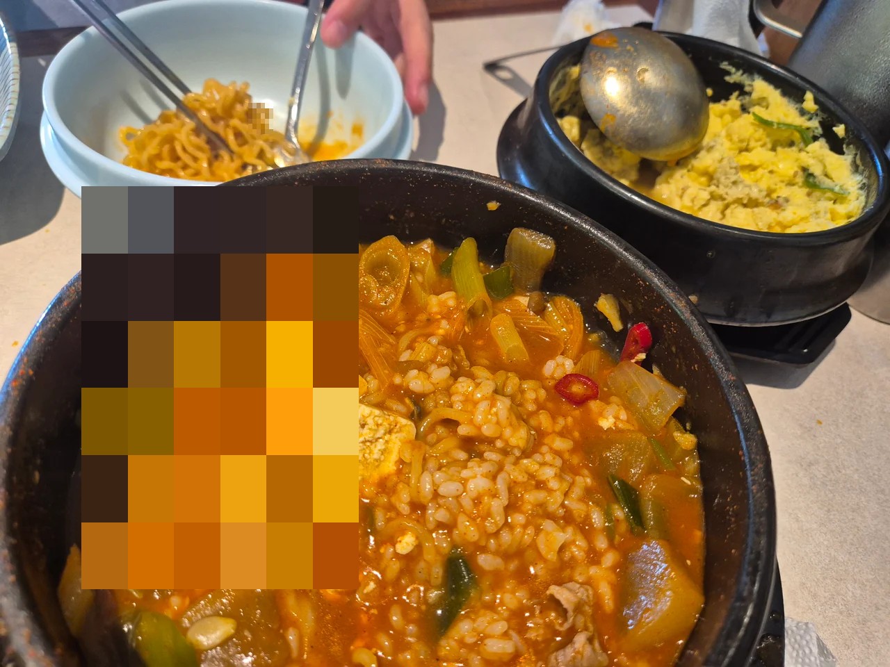 뚝배기에 나온 차돌된장찌개 밥과 포슬포슬한 계란찜