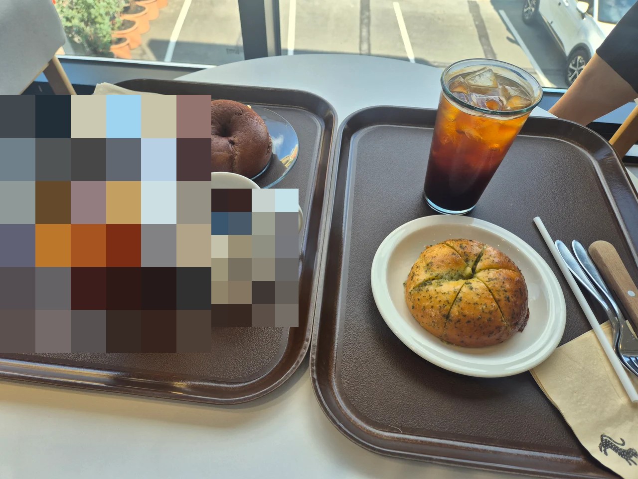 위에서 내려다본 커피와 빵 트레이 모습