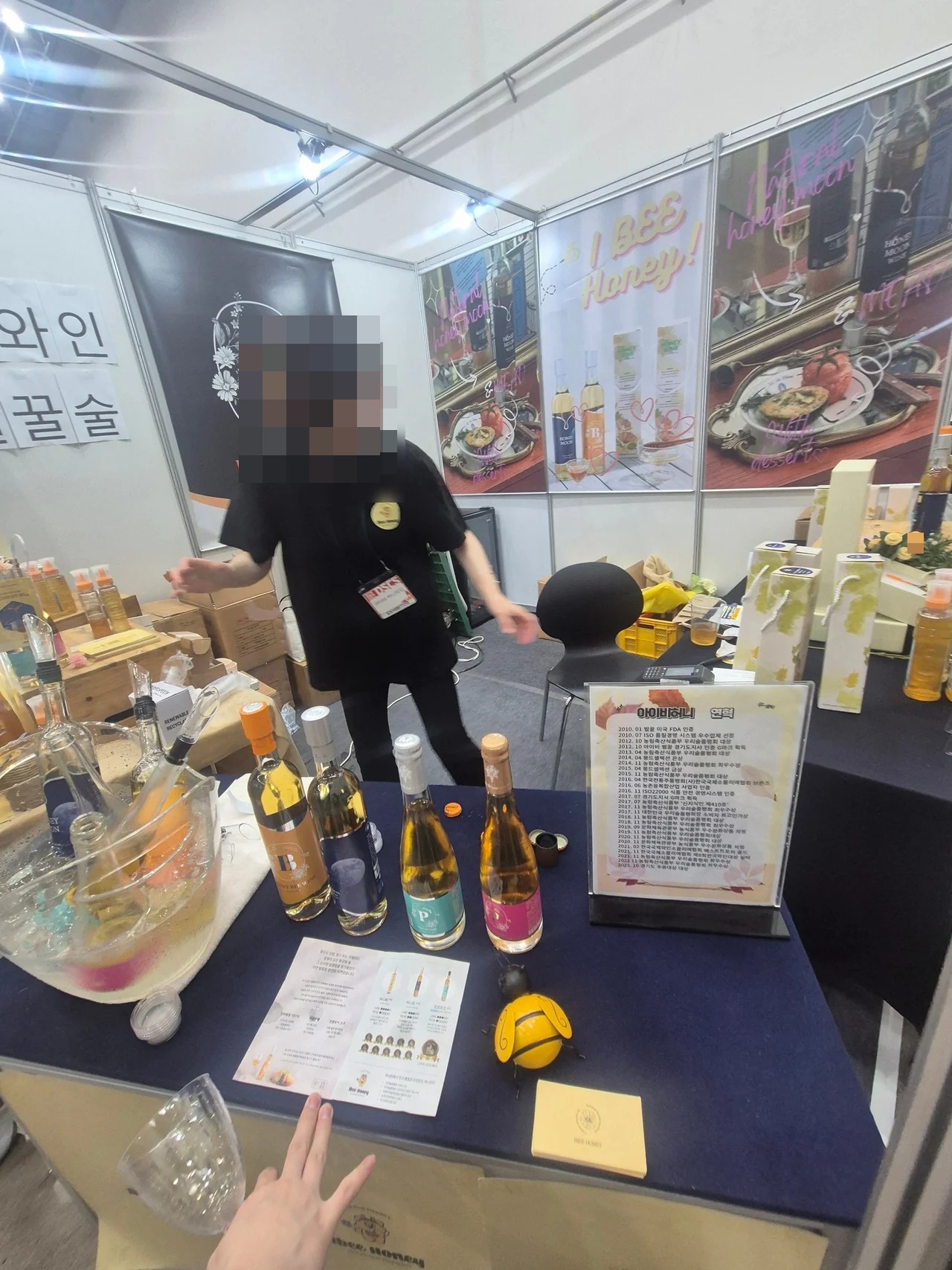 아이스 버킷에 담긴 벌꿀주와 연혁이 적힌 안내판이 놓인 테이블